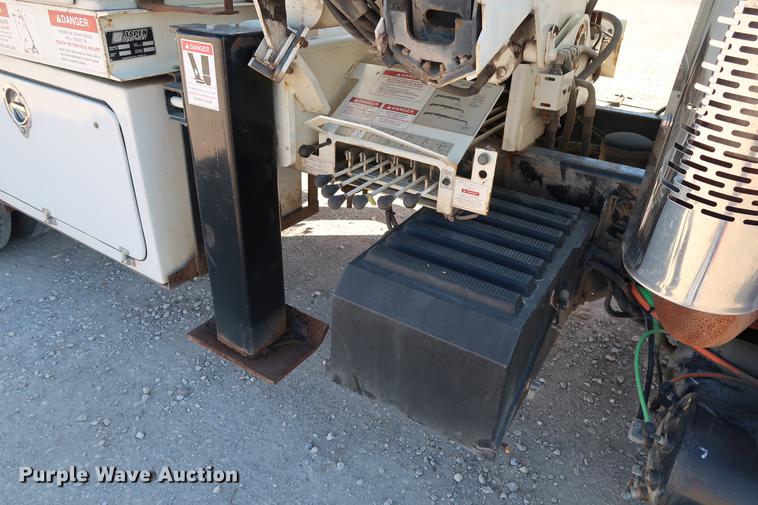 image for item DG3288 2005 International 7400 crane truck