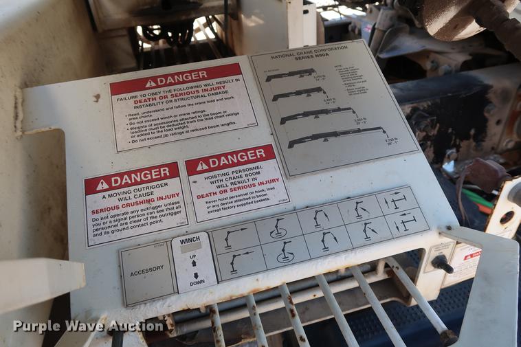 image for item DG3288 2005 International 7400 crane truck