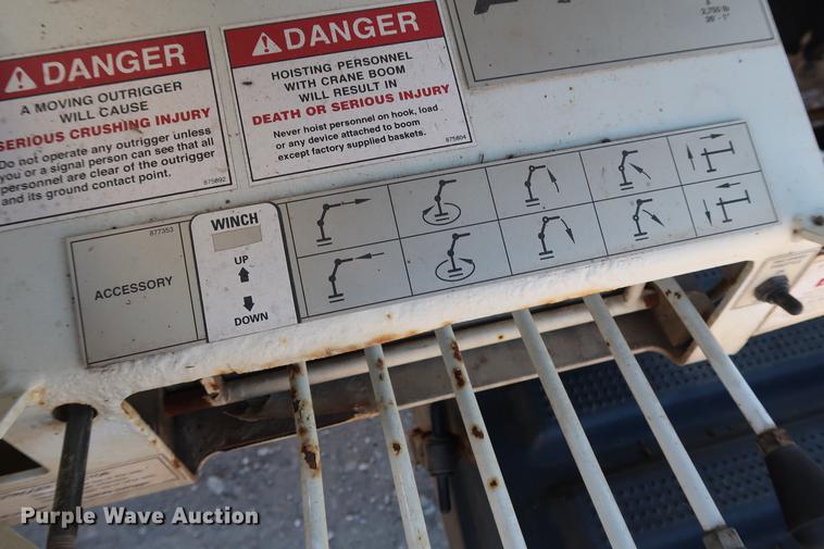 image for item DG3288 2005 International 7400 crane truck