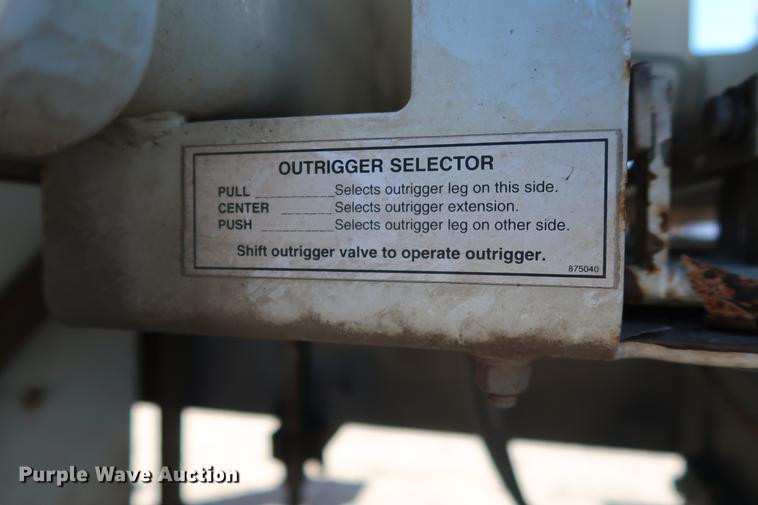 image for item DG3288 2005 International 7400 crane truck