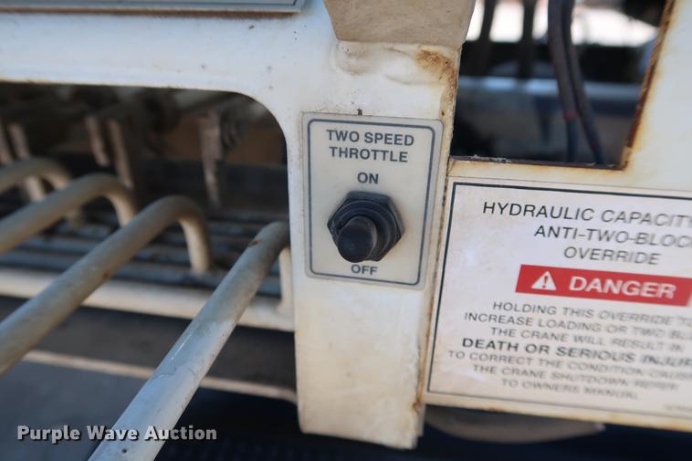 image for item DG3288 2005 International 7400 crane truck