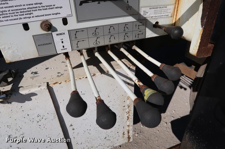 image for item DG3288 2005 International 7400 crane truck