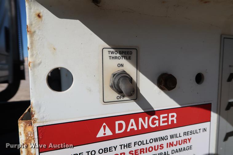 image for item DG3288 2005 International 7400 crane truck