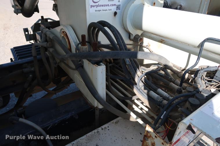 image for item DG3288 2005 International 7400 crane truck