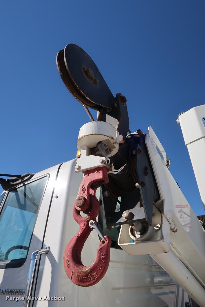 image for item DG3288 2005 International 7400 crane truck