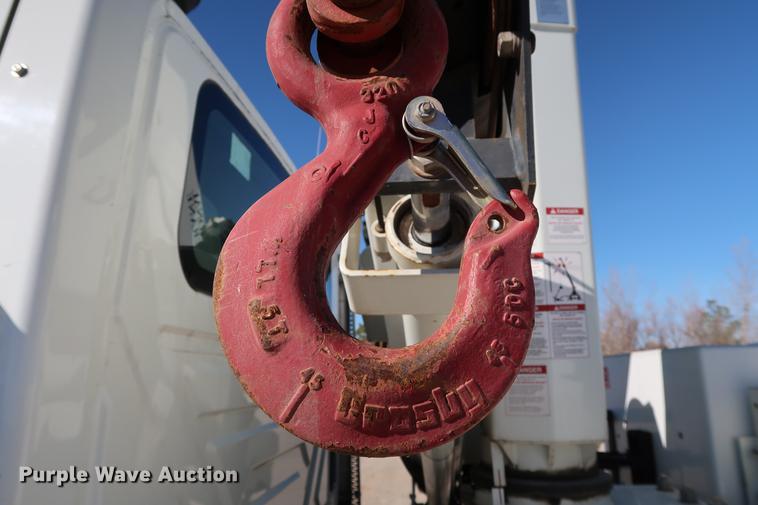 image for item DG3288 2005 International 7400 crane truck