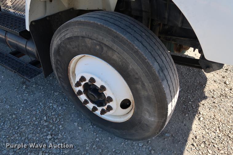 image for item DG3288 2005 International 7400 crane truck