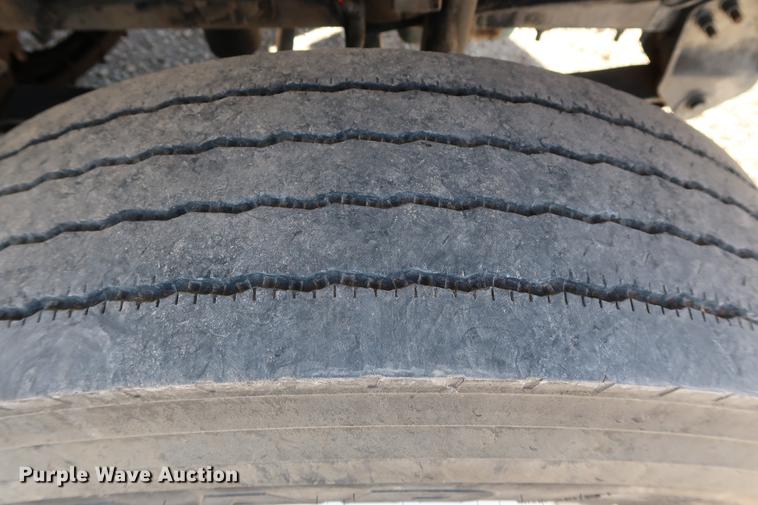 image for item DG3288 2005 International 7400 crane truck