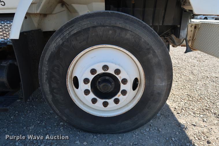 image for item DG3288 2005 International 7400 crane truck