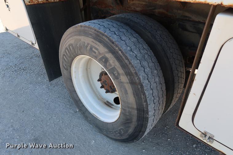 image for item DG3288 2005 International 7400 crane truck