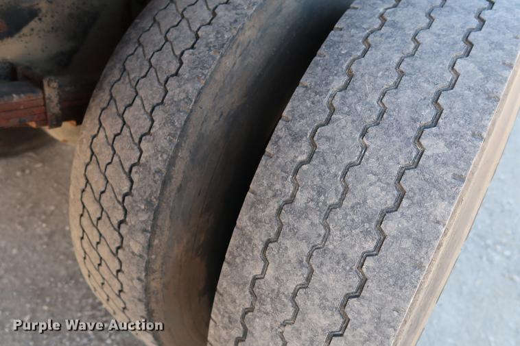 image for item DG3288 2005 International 7400 crane truck