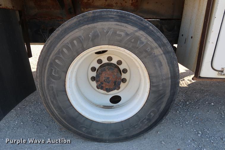 image for item DG3288 2005 International 7400 crane truck