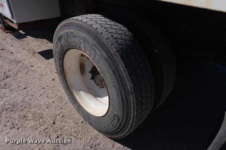 image for item DG3288 2005 International 7400 crane truck