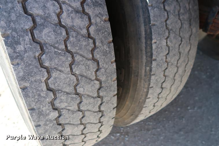 image for item DG3288 2005 International 7400 crane truck