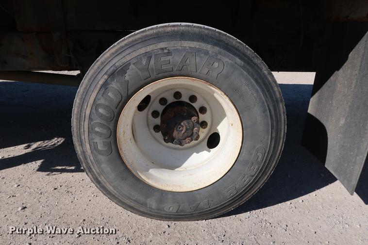 image for item DG3288 2005 International 7400 crane truck