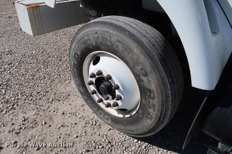 image for item DG3288 2005 International 7400 crane truck