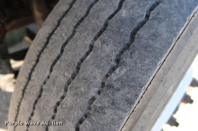 image for item DG3288 2005 International 7400 crane truck