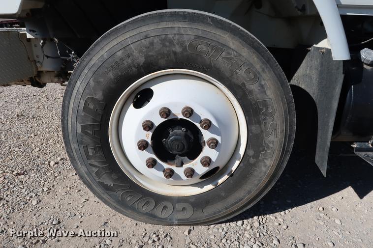 image for item DG3288 2005 International 7400 crane truck