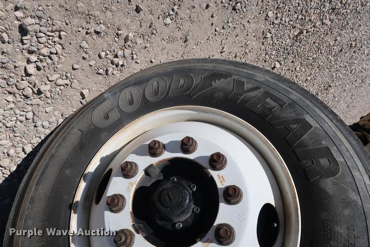 image for item DG3288 2005 International 7400 crane truck