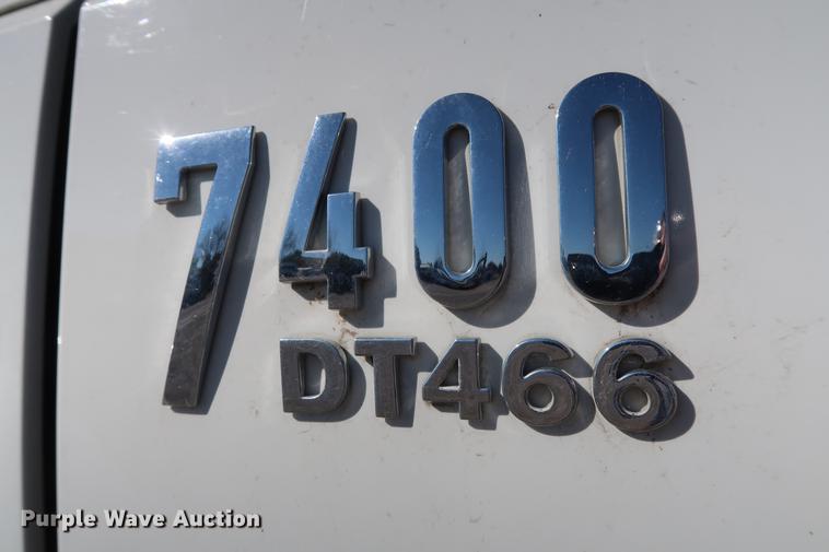 image for item DG3288 2005 International 7400 crane truck