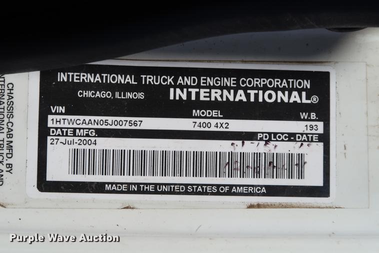 image for item DG3288 2005 International 7400 crane truck