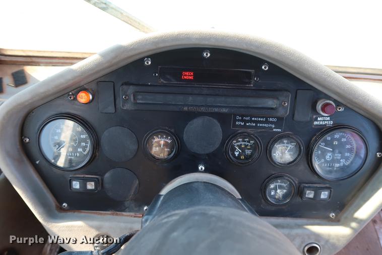 image for item DG3293 2004 Allianz Johnston 4000 street sweeper