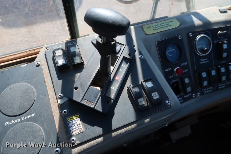 image for item DG3293 2004 Allianz Johnston 4000 street sweeper