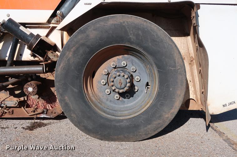 image for item DG3293 2004 Allianz Johnston 4000 street sweeper