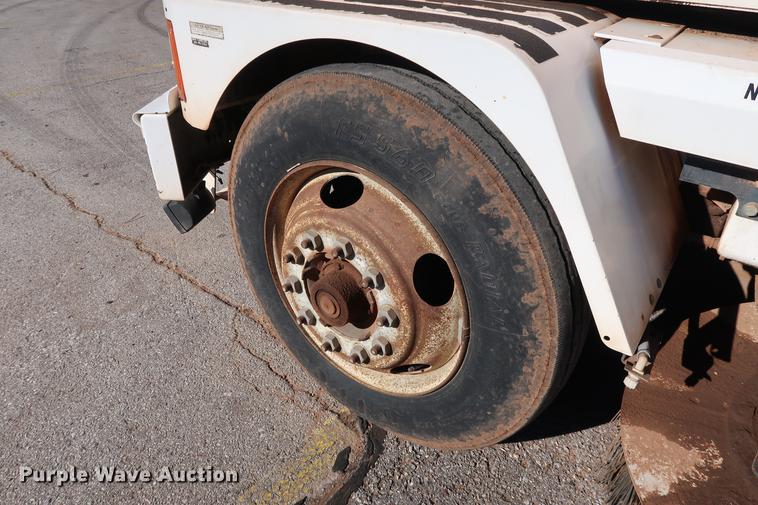 image for item DG3293 2004 Allianz Johnston 4000 street sweeper