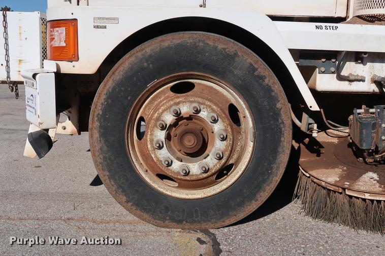 image for item DG3293 2004 Allianz Johnston 4000 street sweeper