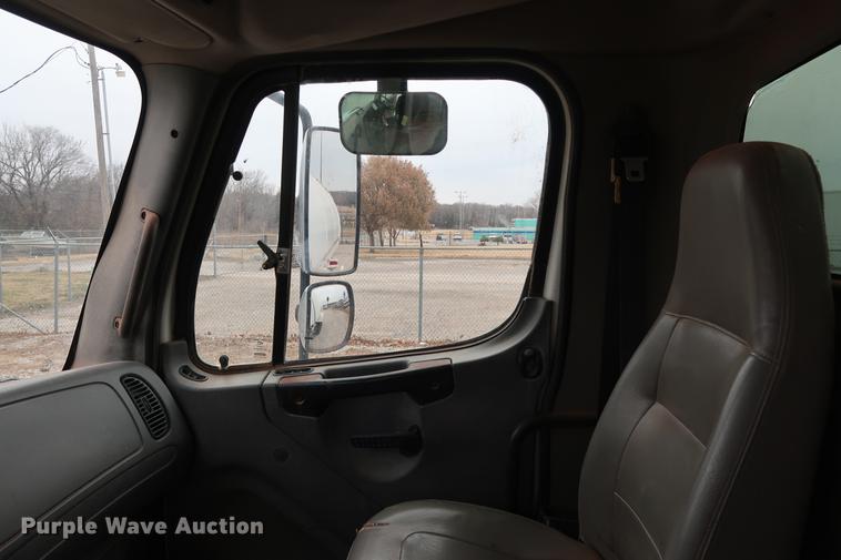 image for item DG3305 2003 Freightliner Business Class M2 water truck