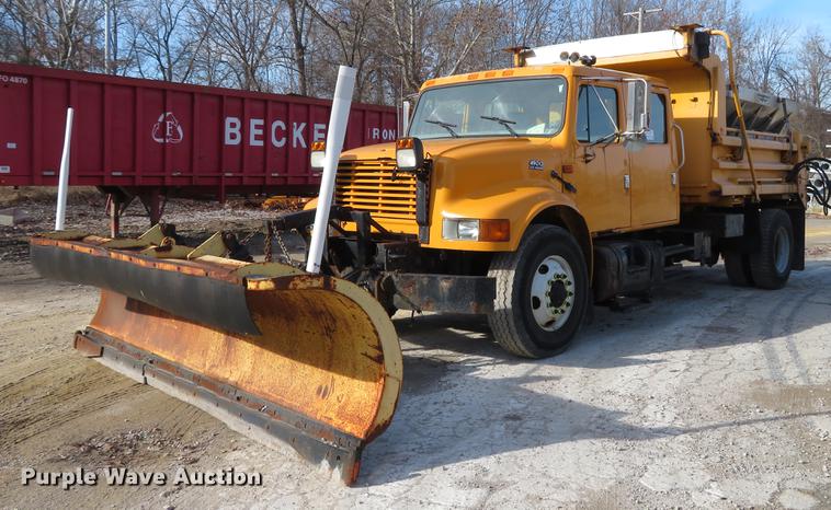 image for item DG3776 2002 International 4900 Crew Cab dump truck