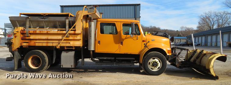 image for item DG3776 2002 International 4900 Crew Cab dump truck