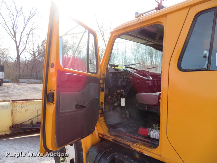 image for item DG3776 2002 International 4900 Crew Cab dump truck