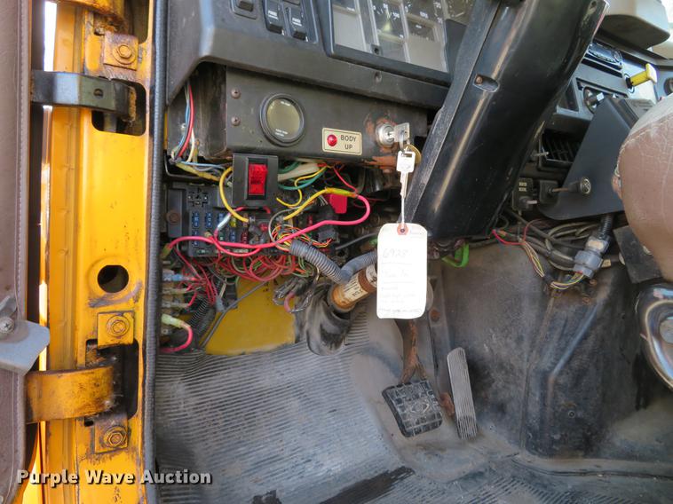 image for item DG3776 2002 International 4900 Crew Cab dump truck