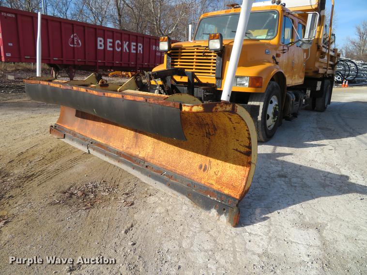 image for item DG3776 2002 International 4900 Crew Cab dump truck