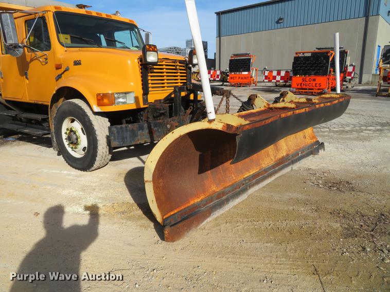 image for item DG3776 2002 International 4900 Crew Cab dump truck