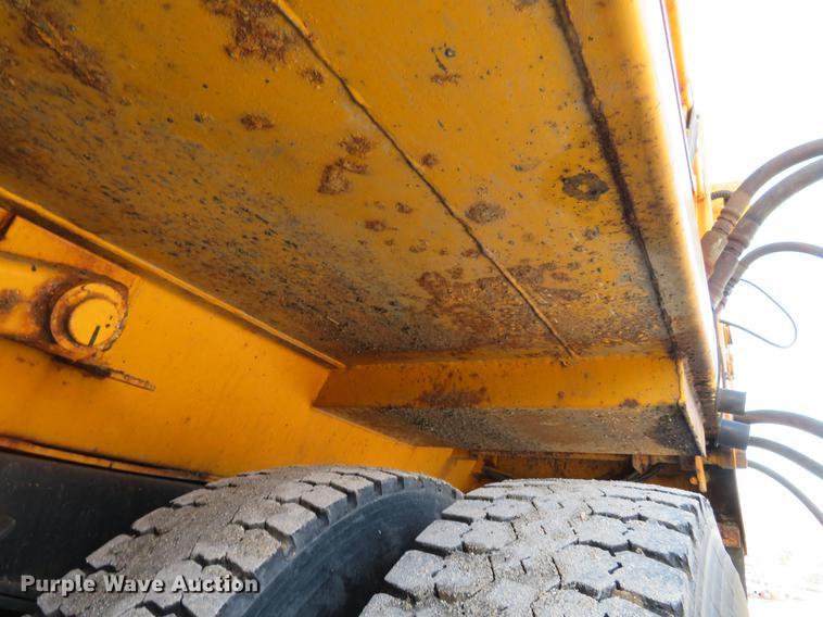 image for item DG3776 2002 International 4900 Crew Cab dump truck