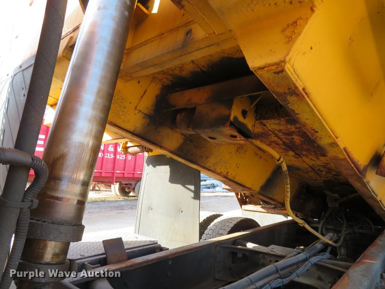 image for item DG3776 2002 International 4900 Crew Cab dump truck