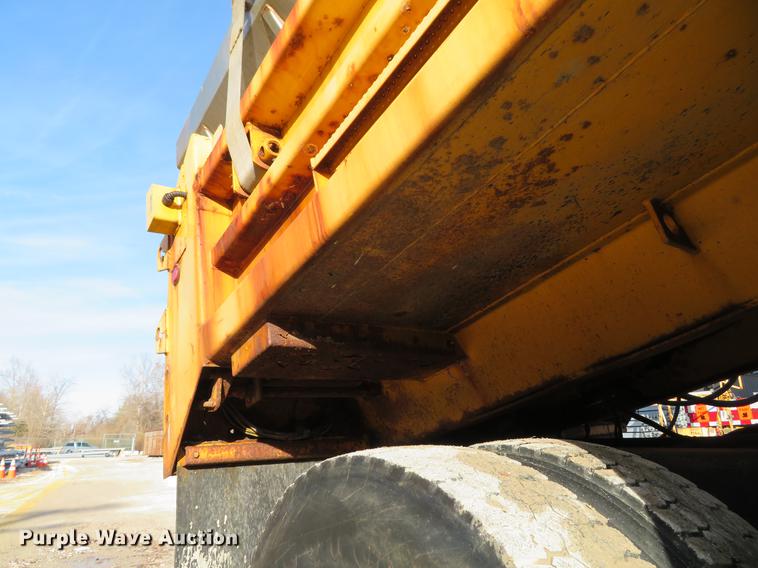 image for item DG3776 2002 International 4900 Crew Cab dump truck
