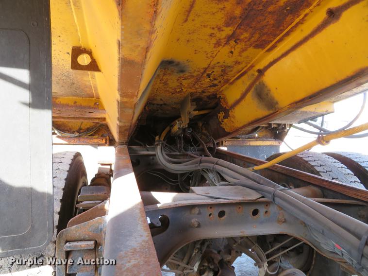 image for item DG3776 2002 International 4900 Crew Cab dump truck