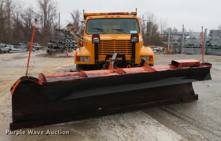 image for item DG3786 2002 International 4900 Crew Cab dump truck