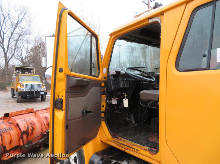 image for item DG3786 2002 International 4900 Crew Cab dump truck