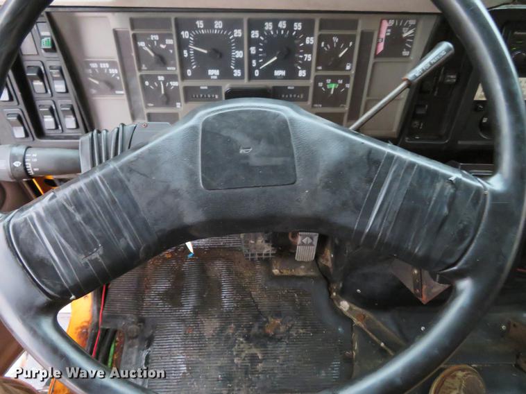 image for item DG3786 2002 International 4900 Crew Cab dump truck