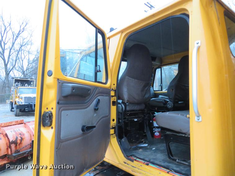 image for item DG3786 2002 International 4900 Crew Cab dump truck