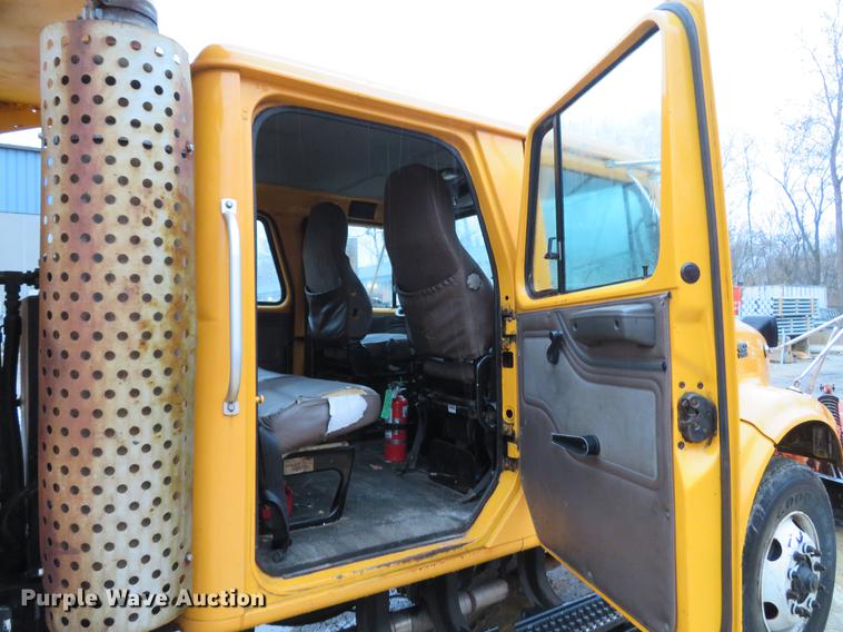 image for item DG3786 2002 International 4900 Crew Cab dump truck