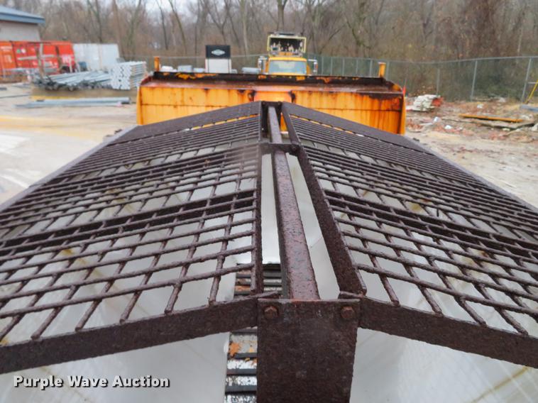 image for item DG3786 2002 International 4900 Crew Cab dump truck