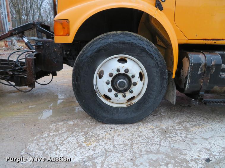 image for item DG3786 2002 International 4900 Crew Cab dump truck