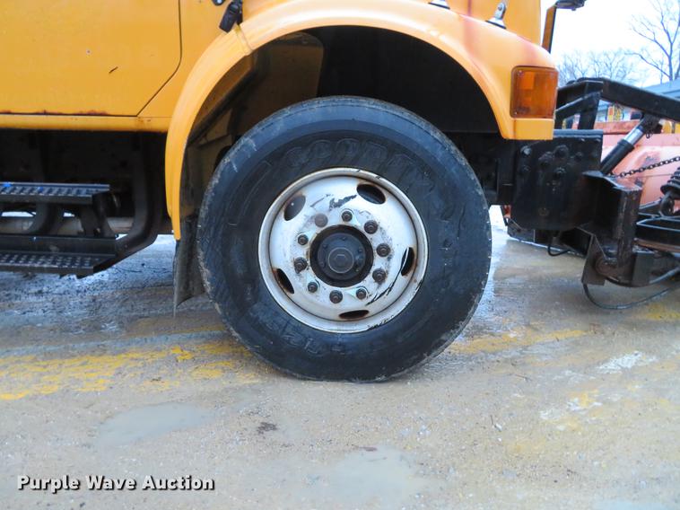 image for item DG3786 2002 International 4900 Crew Cab dump truck