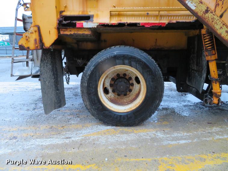 image for item DG3786 2002 International 4900 Crew Cab dump truck